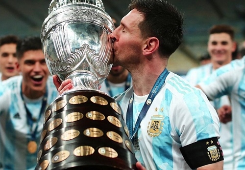 Messi abraza la copa